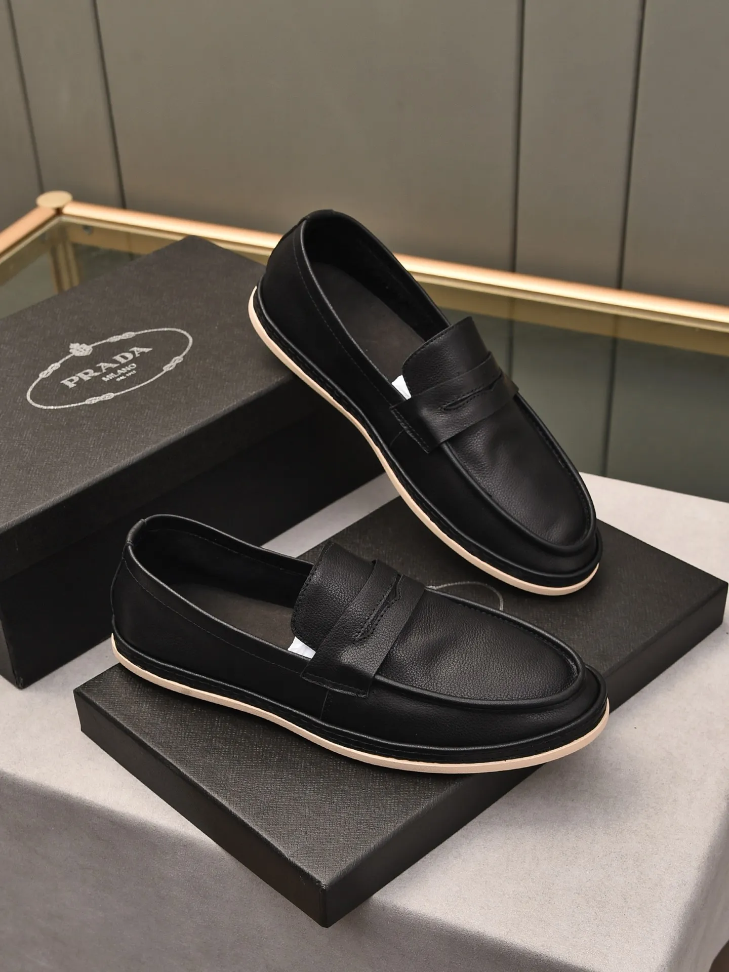 👟👟👟Men's Shoes💰P420 🆕🔥New Updates🔥👟PRADA (Prada) new products are released, imported soft cowhide, fashionable to allow air to penetrate the entire shoe, and the awesome shoes [strong] bring an extremely comfortable and breathable feeling! Beautiful inside and out! Exquisite workmanship, top-grade cowhide material, 😌Number: 38~44, black and white color options.